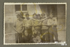 Chłopcy pozujący do zdjęcia z gitarą, PGR Kociołek, 1973 r.