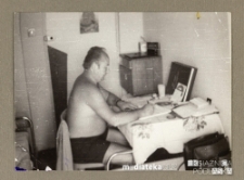 Mężczyzna robiący notatki w pokoju