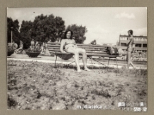 Kobieta w kostiumie kąpielowym wypoczywająca na ławce