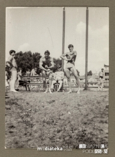 Mężczyźni prężący muskuły