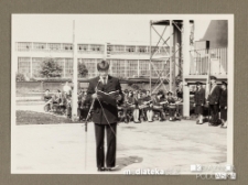 Mężczyzna odczytujący coś podczas uroczystości z okazji zakończenia roku szkolnego 1988/1989 - wręczenie świadectw, Białystok, Technikum Kolejowe w Starosielcach