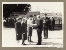 Uroczystość z okazji zakończenia roku szkolnego 1988/1989 - wręczenie świadectw, Białystok, Technikum Kolejowe w Starosielcach