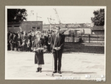 Uroczystość z okazji zakończenia roku szkolnego 1988/1989 - wręczenie kwiatów, Białystok, Technikum Kolejowe w Starosielcach
