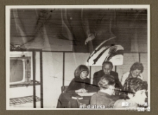 Ludzie siedzący przy stole podczas zebrania