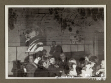 Ludzie siedzący przy stole podczas zebrania