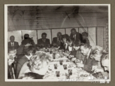 Ludzie jedzący obiad w przerwie zebrania