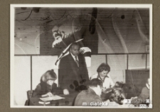 Mężczyzna przemawiający podczas zebrania