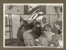 Ludzie siedzący przy stole podczas zebrania