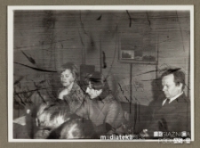 Ludzie siedzący przy stole podczas zebrania