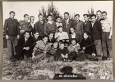 Grupa mężczyzn z karabinami