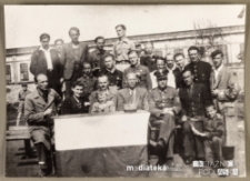 Grupa ludzi pozująca do zdjęcia z polską flagą