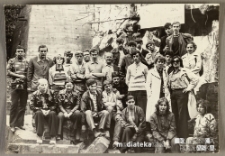 Grupa ludzi pozująca do zdjęcia podczas wycieczki