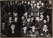 Grupa młodzieży pozująca do zdjęcia