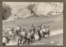 Grupa ludzi na wycieczce oglądająca skały
