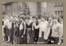 Uroczystość z okazji rozpoczęcia roku szkolnego - ślubowanie pierwszych klas, Białystok, Zespół Szkół Zawodowych w Starosielcach, 1 września 1984 r.