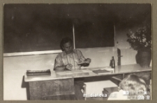 Nauczyciel w klasie podczas egzaminu klas III, Białystok, Technikum Kolejowe Starosielce, 1980 r.
