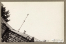 Fragment budynku szkoły sfotografowany podczas egzaminu klas III, Białystok, Technikum Kolejowe Starosielce, 1980 r.