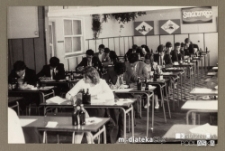 Uczniowie na pisemnym egzaminie maturalnym, Białystok, Technikum Kolejowe Starosielce, 1985 r.