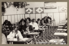 Uczniowie na pisemnym egzaminie maturalnym, Białystok, Technikum Kolejowe Starosielce, 1985 r.