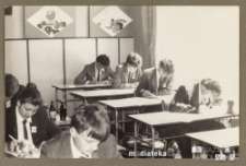 Uczniowie na pisemnym egzaminie maturalnym, Białystok, Technikum Kolejowe Starosielce, 1985 r.