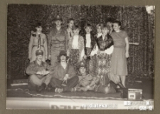 Młodzież występująca w przedstawieniu z okazji świętowania Dnia Zwycięstwa, Białystok, Technikum Kolejowe w Starosielcach, 10 maja 1985 r.