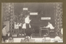 Przedstawienie na uroczystości z okazji Dnia Zwycięstwa, Białystok, Technikum Kolejowe w Starosielcach, 10 maja 1985 r.