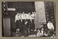 Wystąpienie uczniów na uroczystości z okazji Dnia Nauczyciela, Białystok, Technikum Kolejowe w Starosielcach, 1985 r.