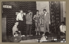 Wystąpienie uczniów na uroczystości z okazji Dnia Nauczyciela, Białystok, Technikum Kolejowe w Starosielcach, 1985 r.