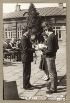 Uroczystość z okazji zakończenia roku szkolnego - wręczenie świadectw i kwiatów, Białystok, Technikum Kolejowe w Starosielcach, czerwiec 1983 r.