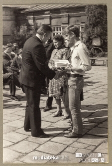 Uroczystość z okazji zakończenia roku szkolnego - wręczenie świadectw i kwiatów, Białystok, Technikum Kolejowe w Starosielcach, czerwiec 1983 r.