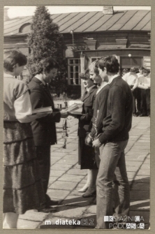 Uroczystość z okazji zakończenia roku szkolnego - wręczenie świadectw i kwiatów, Białystok, Technikum Kolejowe w Starosielcach, czerwiec 1983 r.