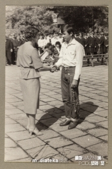 Uroczystość z okazji zakończenia roku szkolnego - wręczenie świadectw, Białystok, Technikum Kolejowe w Starosielcach, czerwiec 1983 r.