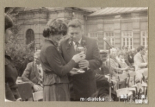 Wręczenie pucharu podczas uroczystości z okazji zakończenia roku szkolnego, Białystok, Technikum Kolejowe w Starosielcach, czerwiec 1981 r.
