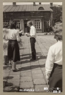 Uroczyste pożegnanie klas IV, Białystok, Technikum Kolejowe w Starosielcach, 1982 r.