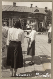 Uroczyste pożegnanie klas IV, Białystok, Technikum Kolejowe w Starosielcach, 1982 r.