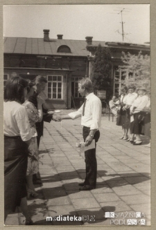 Uroczyste pożegnanie klas IV, Białystok, Technikum Kolejowe w Starosielcach, 1982 r.