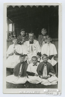 Ministranci parafii Św. Stanisława z ks. proboszczem Skarżyńskim, Starosielce, 1941-44 r.