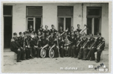 Zdjęcie grupowe Orkiestry Służba Polsce przed budynkiem Ligi Obrony Kraju, Białystok, 1.05.1951