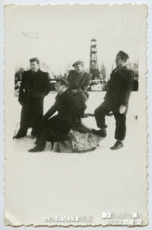 Koledzy na tle wieży do ćwiczeń strażackich, Starosielce, 1951-52 r.
