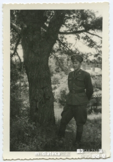 Ignacy Bogdanowicz pod drzewem, Zegrze, ok. 1956-57 r.