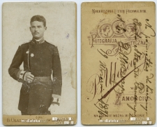 Portret Emiliana Pancerzyńskiego wykonany w atelier fotograficznym, Zamość, 1896 r. Fotografia Artystyczna B. Ułasewicz