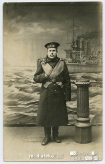 Portret mężczyzny w mundurze wojskowym wykonany w atelier fotograficznym, XIX/XX w.