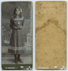 Portret dziewczyny w sukience w stylu marynarskim wykonany w atelier fotograficznym, XIX w.