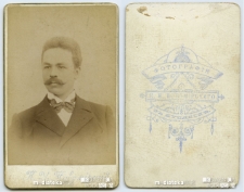 Portret młodego mężczyzny wykonany w atelier fotograficznym, Kupiańsk, XIX w. Fot. K. I. Nowomirskij