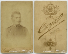 Portret mężczyzny wykonany w atelier fotograficznym, Wilno, XIX w. Fot. Czyż-Freres