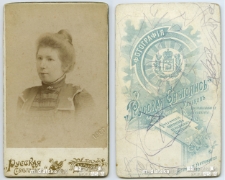 Portret dziewczyny w koku wykonany w atelier fotograficznym, Charków, 1900 r. Fot. Ruskaja Swytopis