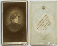 Portret kobiety w kapeluszu wykonany w atelier fotograficznym, XIX w. Fot. Zakład Fotograficzny Sołowiejczyków