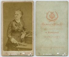 Portret kobiety w sukni wykonany w atelier fotograficznym, Warszawa, XIX w. Fot. Zakład Fotograficzny Karoli and Puch