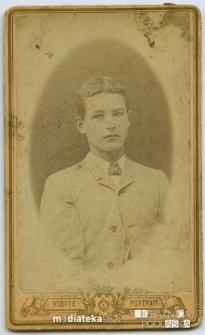 Portret chłopaka wykonany w atelier fotograficznym, XIX w.