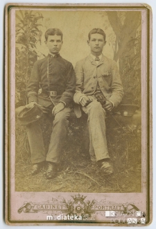 Portret młodych chłopaków wykonany w atelier fotograficznym, XIX w.